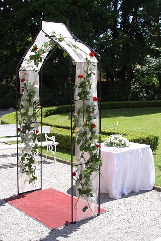 Květinový svatební oblouk