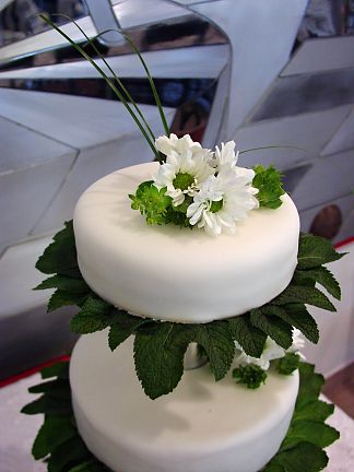 Květinová dekorace svatebního dortu