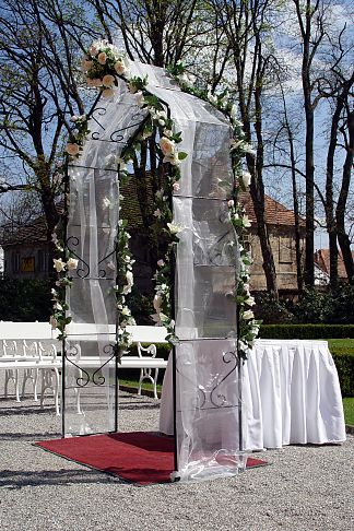Květinový svatební oblouk