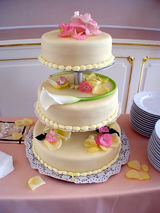 Květinová dekorace svatebního dortu