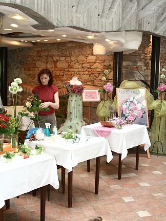 Ukázka květinové vazby a dekorací na stůl