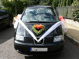 Dekorace na svatební auto