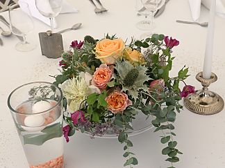 Svatební květinová výzdoba restaurace