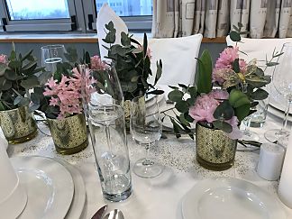 Květinová výzdoba stolu