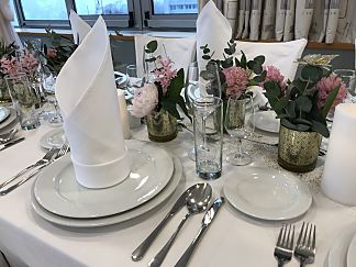 Květinová výzdoba stolu