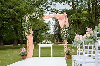 Svatební květinová brána
